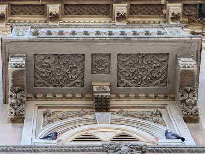 ...e decorati nel cielino da riquadri vegetali